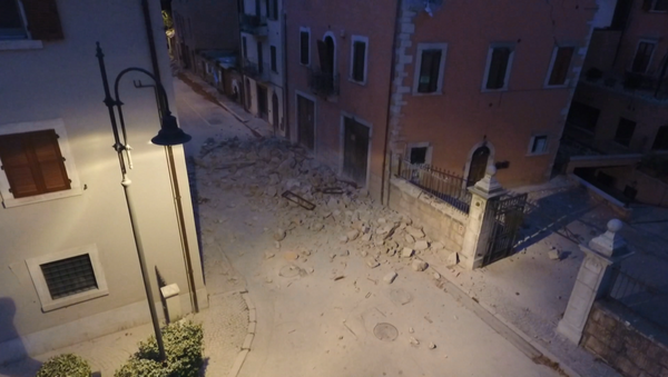 Разрушенные землетрясением в Италии здания и опустевшие улицы - Sputnik Азербайджан