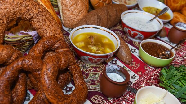 Стол с блюдами азербайджанской кухни, фото из архива - Sputnik Азербайджан