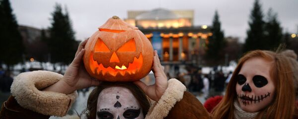 Участники го традиционного Зомби-парада в канун Хэллоуина, архивное фото - Sputnik Азербайджан