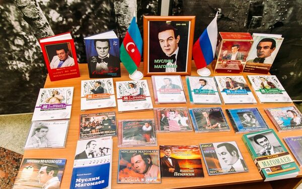 Перед концертом была организована выставка фотографий, биографических книг и музыкального наследия жизни и творчества Магомаева - Sputnik Азербайджан