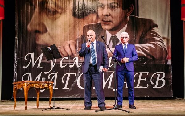 Председатель НРО ВАК Азад Самедов и исполнительный директор организации Роман Агаев выразили благодарность посетителям концерта - Sputnik Азербайджан