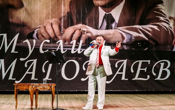 Заслуженный артист Азербайджана Николай Пенякин начал свое выступление с известнейшей песни Азербайджан - Sputnik Азербайджан