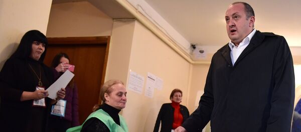 Президент Грузии Георгий Маргвелашвили голосует во время второго тура парламентских выборов на одном из избирательных участков в Тбилиси - Sputnik Азербайджан