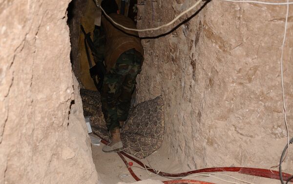 Боевики спали, жили внутри этих туннелей, пережидая воздушные удары - Sputnik Азербайджан