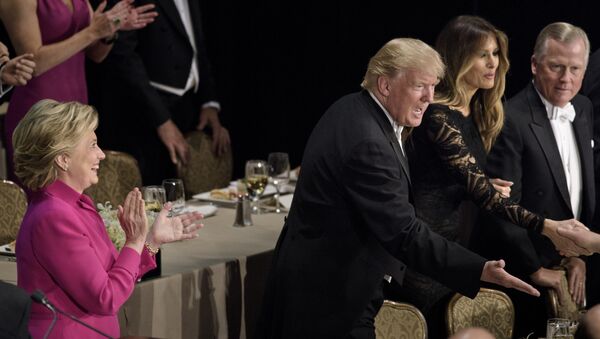 Хиллари Клинтон стоя аплодирует Дональду Трампу и его жене во время ужина мемориального фонда Альфреда Смита - Sputnik Азербайджан