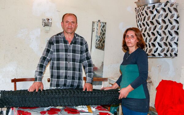 Судьба свела ее с мастером по ремонту мебели Арастуном Мамедовым, который со временем стал доверять ей большую часть работы - Sputnik Азербайджан