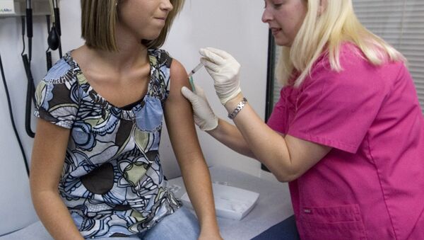 Врач делает девушке вакцинацию от вируса папилломы человека, архивное фото - Sputnik Азербайджан