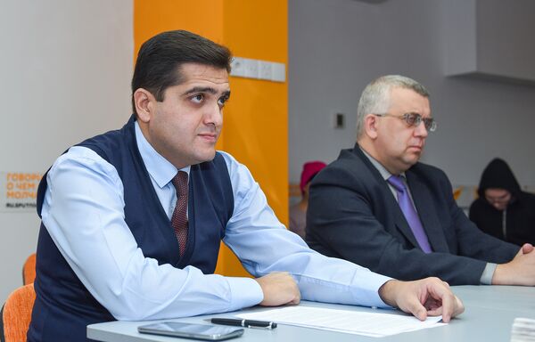 Политолог Эльхан Шахиноглу (слева) и российский эксперт Олег Кузнецов в Мультимедийном пресс-центре Sputnik Азербайджан - Sputnik Азербайджан