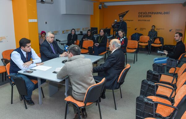 Участники 45-го заседания Клуба политологов Южный Кавказ в Мультимедийном пресс-центре Sputnik Азербайджан - Sputnik Азербайджан