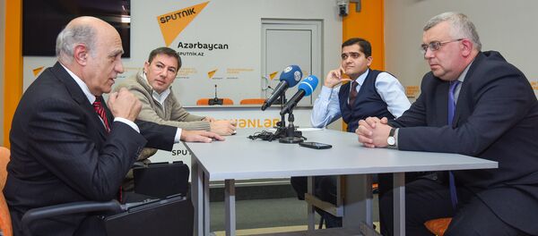 Слева направо: политологи Фикрет Садыхов, Ильгар Велизаде, Эльхан Шахиноглу и российский эксперт Олег Кузнецов в Мультимедийном пресс-центре Sputnik Азербайджан - Sputnik Азербайджан
