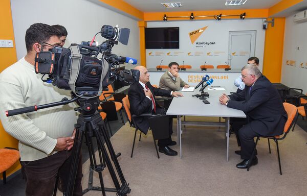 Участники 45-го заседания Клуба политологов Южный Кавказ в Мультимедийном пресс-центре Sputnik Азербайджан - Sputnik Азербайджан