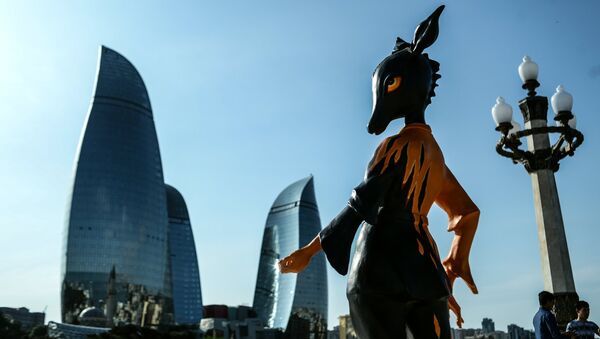 Символ первых Европейских игр - 2015 на смотровой площадке в Баку - Sputnik Азербайджан