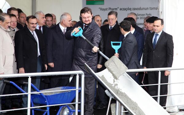 Председатель правления российской компании Р-Фарм Алексей Репик закладывает фундамент нового завода - Sputnik Азербайджан