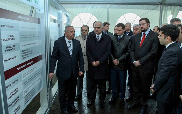 Участники церемонии знакомятся техническим оснащением строящегося завода - Sputnik Азербайджан