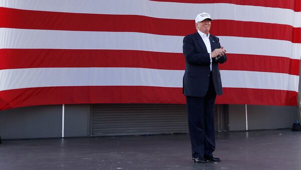 Кандидат от Республиканской партии США Дональд Трамп выступает перед сторонниками в Майями (Флорида) - Sputnik Азербайджан