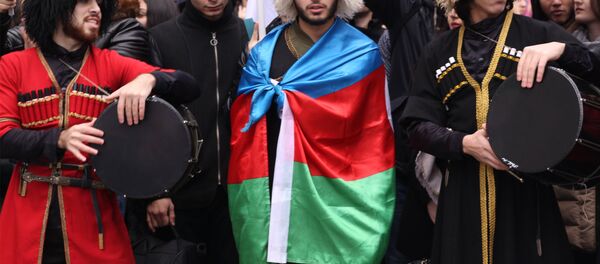 Азербайджанцы в Москве в национальной одежде и с флагом Азербайджана, архивное фото - Sputnik Азербайджан