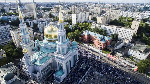 Мусульмане перед намазом у Соборной мечети в Москве, архивное фото - Sputnik Азербайджан