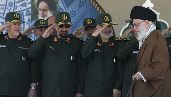 Бригадный генерал Хоссейн Салами (второй справа) на церемонии чествования выпускников Революционной гвардии, 20 мая 2015 года - Sputnik Azərbaycan