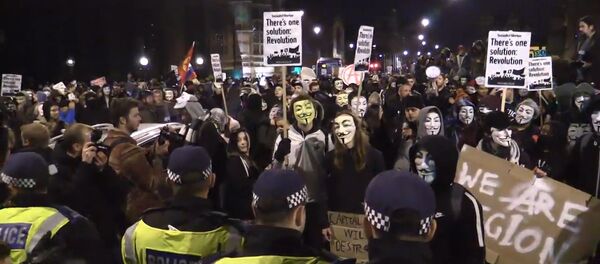 Сторонники хакерского движения Anonymous прошли маршем по центру Лондона Сторонники хакерского движения Anonymous прошли маршем по центру Лондона - Sputnik Азербайджан