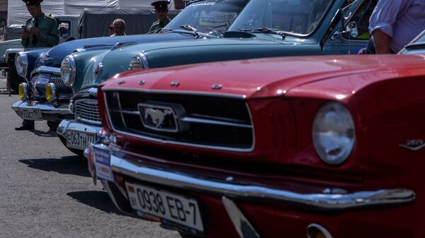 Автомобили Ford Mustang, Москвич 403, ГАЗ-21 Волга на старте гонки старинных автомобилей Bosch Moskau Klassik, архивное фото - Sputnik Азербайджан