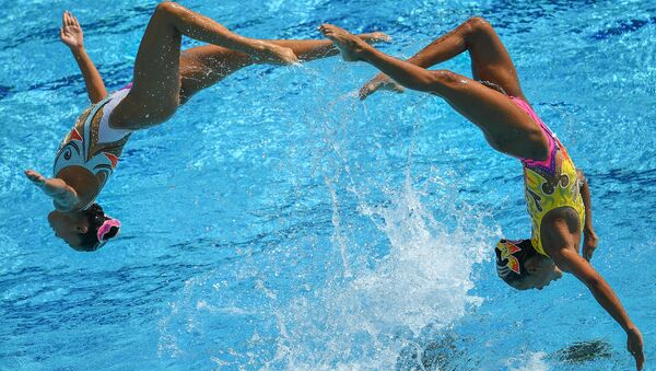 Спортсменки сборной Японии выступают с произвольной программой в групповых соревнованиях по синхронному плаванию на XXXI летних Олимпийских играх - Sputnik Азербайджан