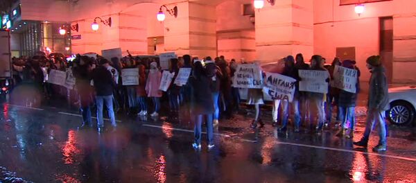 Акция Руки прочь от наших дипломатов прошла у посольства UK в Москве Акция Руки прочь от наших дипломатов прошла у посольства UK в Москве - Sputnik Азербайджан