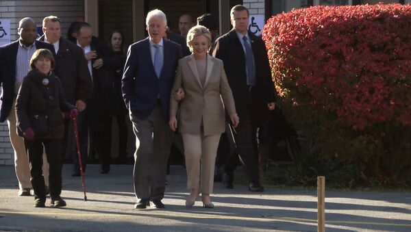 Клинтон проголосовала на выборах президента США - Sputnik Азербайджан