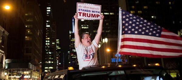 Сторонник Дональда Трампа в Нью-Йорке, 9 ноября 2016 года Сторонник Дональда Трампа в Нью-Йорке, 9 ноября 2016 года - Sputnik Азербайджан