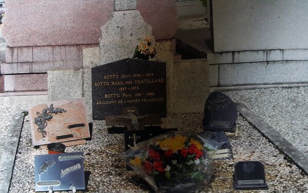 Здесь похоронены отец, мать и брат бабушки Ивон - Sputnik Азербайджан