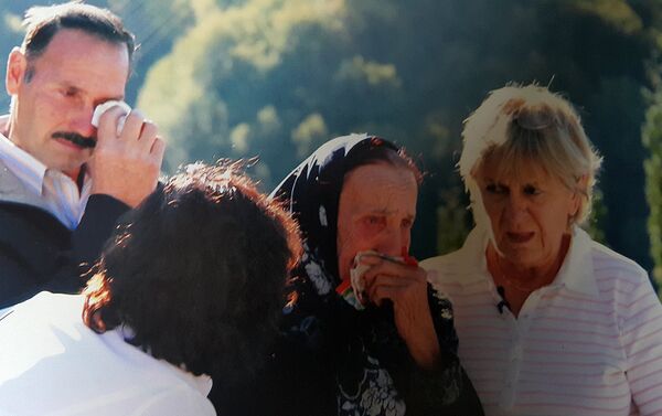 Бабушка Ивон у могилы родных - Sputnik Азербайджан