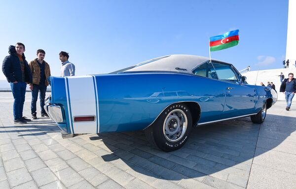 Парад ретро-автомобилей в День Национального флага - Sputnik Азербайджан