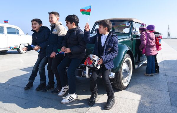 Парад ретро-автомобилей в День Национального флага - Sputnik Азербайджан