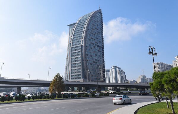 Здание находится на пересечении двух самых главных автомобильных артерий Баку – проспекта Гейдара Алиева и проспекта Бабека - Sputnik Азербайджан