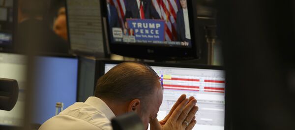 Трейдер на фондовой бирже во Франкфурте, Германия, 9 ноября 2016 года - Sputnik Азербайджан