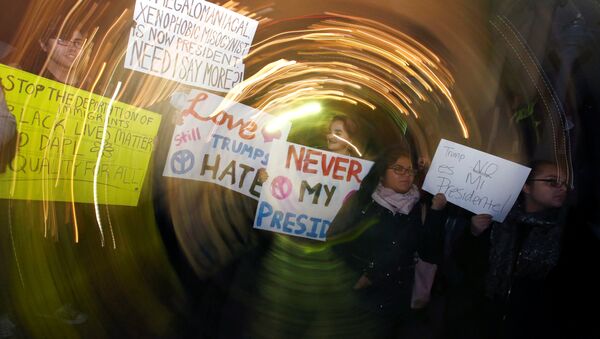 Митингующие выкрикивают лозунги против Трампа во время митинга в Бостоне - Sputnik Азербайджан