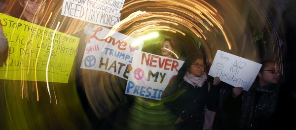 Митингующие выкрикивают лозунги против Трампа во время митинга в Бостоне - Sputnik Азербайджан