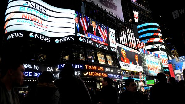 Люди на площади Таймс-сквер в ночь после выборов, Нью-Йорк, 9 ноября 2016 года - Sputnik Azərbaycan