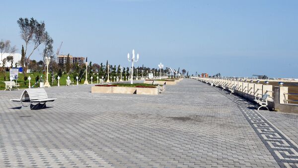 Скамейки на приморском бульваре Сумгайыта, фото из архива - Sputnik Азербайджан