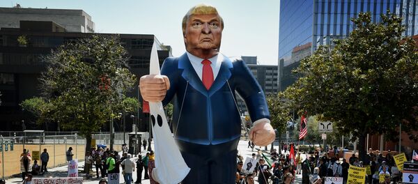 Члены Коалиции по защите прав мигрантов выкрикивают лозунги против Трампа в Лос-Анджелесе, штат Калифорния на 1 мая 2016 - Sputnik Азербайджан