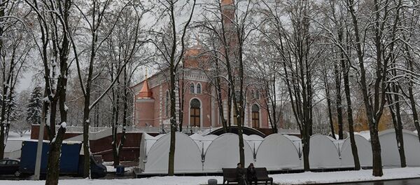 Соборная мечеть в Минске готовится к церемонии открытия, в которой примут участие президенты Беларуси и Турции Александр Лукашенко и Тайип Эрдоган Соборная мечеть в Минске готовится к церемонии открытия, в которой примут участие президенты Беларуси и Турции Александр Лукашенко и Тайип Эрдоган - Sputnik Азербайджан