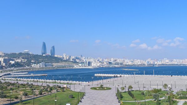 Вид на бакинский бульвар и комплекс Flame Towers в Баку - Sputnik Азербайджан