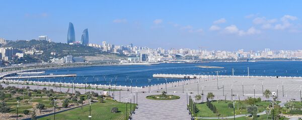 Вид на бакинский бульвар и комплекс Flame Towers в Баку Вид на бакинский бульвар и комплекс Flame Towers в Баку - Sputnik Азербайджан