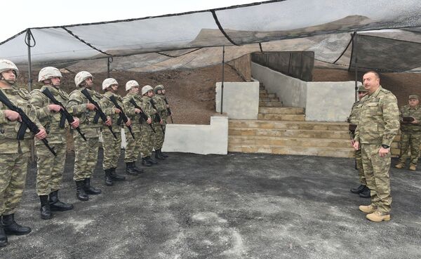 Президент Алиев ознакомился с оперативными условиями в передовом командном пункте в Физулинском районе Президент Алиев ознакомился с оперативными условиями в передовом командном пункте в Физулинском районе - Sputnik Азербайджан