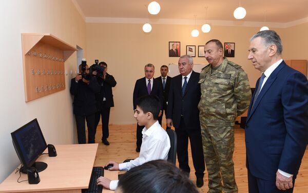 Президент Ильхам Алиев ознакомился с новым поселком для вынужденных переселенцев в Физули - Sputnik Азербайджан