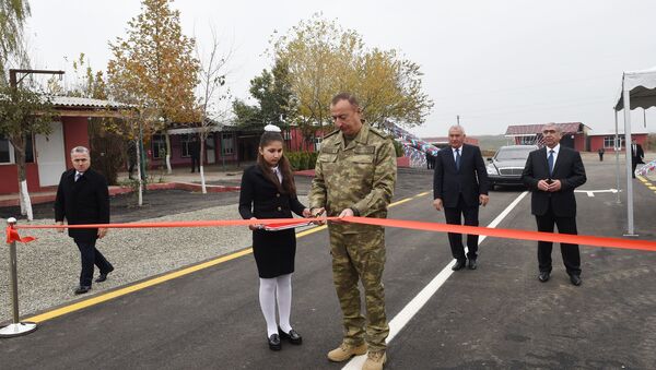 Глава государства ознакомился с состоянием после реконструкции и восстановления автомобильной дороги, соединяющей 1-й и 11-й поселки Гайыдыш в Физулинском районе - Sputnik Азербайджан