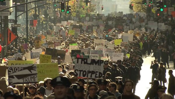 Тысячи американцев прошли маршем по Нью-Йорку в знак протеста против Трампа - Sputnik Азербайджан