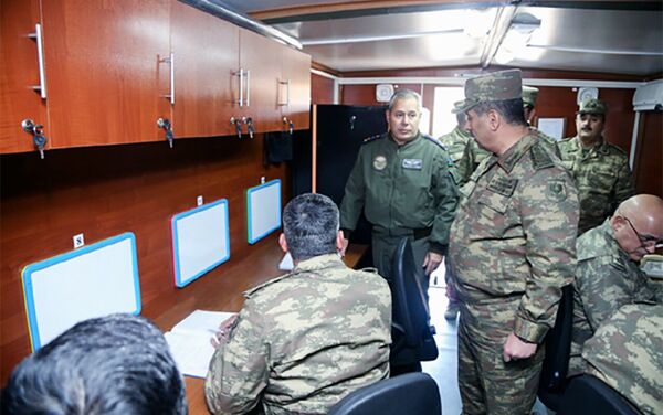 Под руководством Министра обороны состоялось совещание в полевых условиях - Sputnik Азербайджан