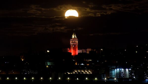 Суперлуние в Стамбуле - Sputnik Азербайджан