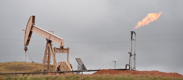 Нефтяной насос и газовый факел, архивное фото - Sputnik Азербайджан