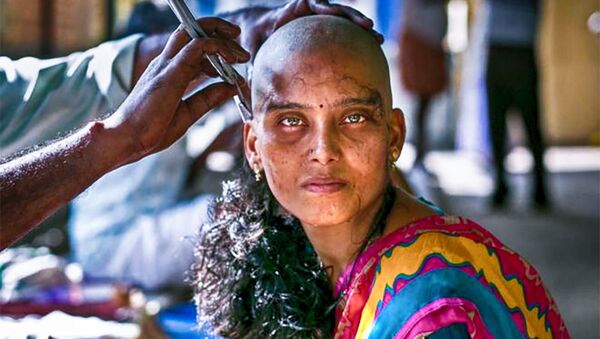 Hindistanın Hiruttani şəhərində 28 yaşındakı Rupa saçlarını dibindən kəsdirir - Sputnik Azərbaycan